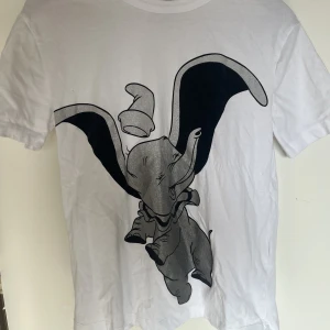 T-shirt  - Vit T-shirt med tryck. Lite oversize.