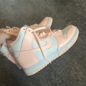 Nike Dunk High ”Crimson Tint” - Nästan helt nya Nike Dunks! Knappt använda, har creasing samt smutsiga på undersidan🫶 Superfeta nu till hösten😇Inköpta för cirka 2300kr. 