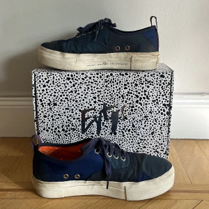 Eytys sneakers - Säljer mina stört coola och unika eytys! Höger sko har en liten liten slitning i tyget i fram men annars är dem i bra skick.  Nypris: ca 1500kr Möts endast upp🫶🏼