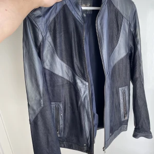 Blå skinnjacka - Elegant skinnjacka i libanesiskt läder. Sparsamt använd. 
