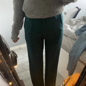 Kostymbyxor  - As snygga mörkgröna kostymbyxor. De är högmidjade och sitter bra i längden. Är 170cm💕