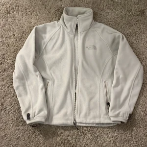 The north face fleece - Tja! Säljer nu denna jätte snygga tnf fleecen, tröjan är i typ perfekt skick. Säljer för att den är för liten på mig. Hoppas du vill köpa! 
