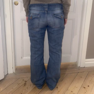 Lågmidjade jeans - Supersnygga lågmidjade blå bootcutjeans i fint skick! Coola fickor & utsvängda ben. De har stretch💞 Skriv vid funderingar och kolla in mina andra plagg🤩 