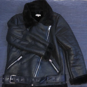 Pilot jacka  - Köpt på Facebook men tyvärr är den för liten för mig så är endast testat.  Har inga defekter