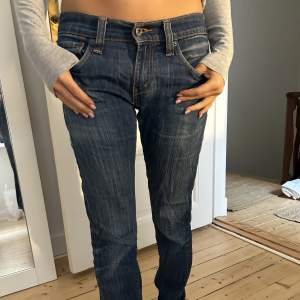 Assnygga jeans från Levis! Köpta för länge sen och finns därför inte kvar💗Inga defekter så dom enbart används ett par gånger💗💗