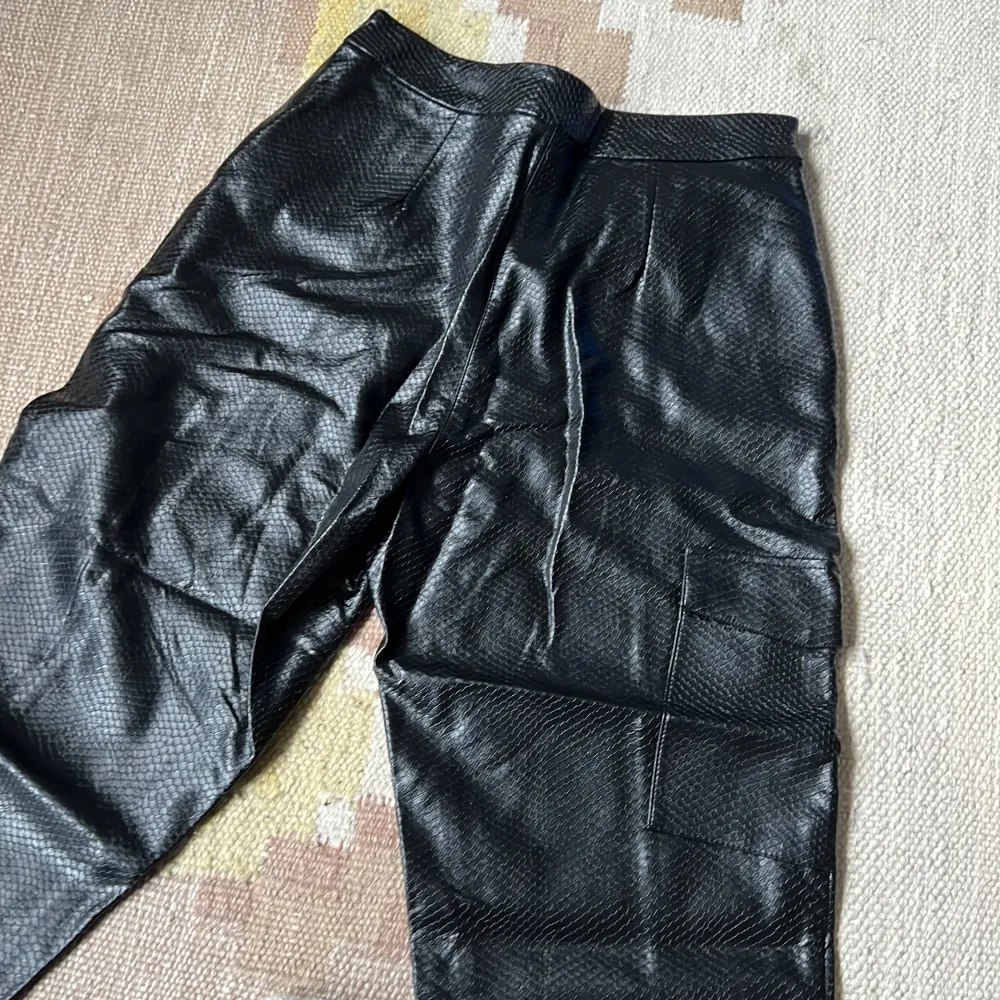 Fake läder byxor med snake print i ny skick. Aldrig använda. Fickor fram och på sidan av benet, högmidjade🖤. Jeans & Byxor.
