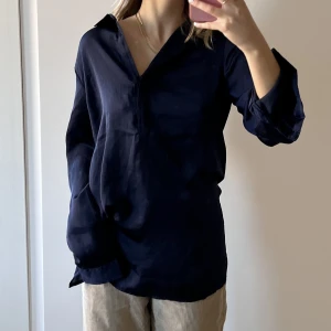 mörkblå skjorta - Jättefin mörkblå skjorta i silke från Cubus i storlek 36. Passar XS-M beroende på hur oversized fit man vill ha. Den är i jättefint skick, som ny. Hör av dig om du undrar något😊✨🤍