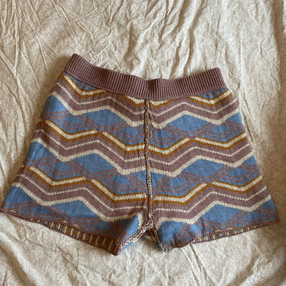 Superfint stickat set från Free People, oanvänt, och går att använda på två olika håll för olika mönster Storlek L . Neuleet.