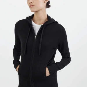 Soft goat hoodie cashmere  - Nästintill helt ny cashmere tröja, använd endast 3 gågner sparsamt och inge täcken på användning nypris 2800