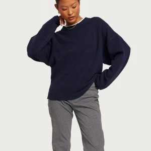 Stickad tröja  - Mörkblå stickad tröja från nelly. Använd några gånger. Köpt för 400kr