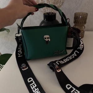 Karl Lagerfeld väska - Cool liten väska från KL, köptes nyligen men kommer tyvärr inte till användning