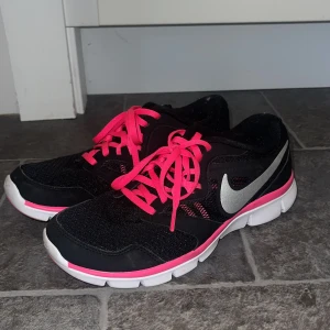 Löparskor - Löparskor som är använda fåtal gånger och i fortfarande mycket gott skick 