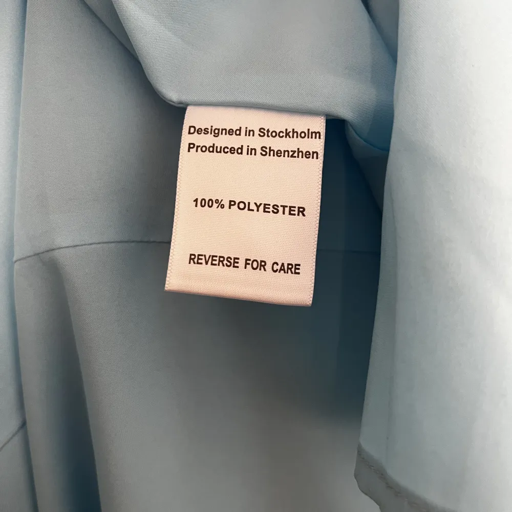Positano dress från Adoore, stl 36.  Endast använd 1 gång och i nyskick!   Länk till klänningen:  https://adoore.se/products/positano-dress-blue    Hämtas/möts upp i Stockholm eller skickas via post/Instabox. . Klänningar.