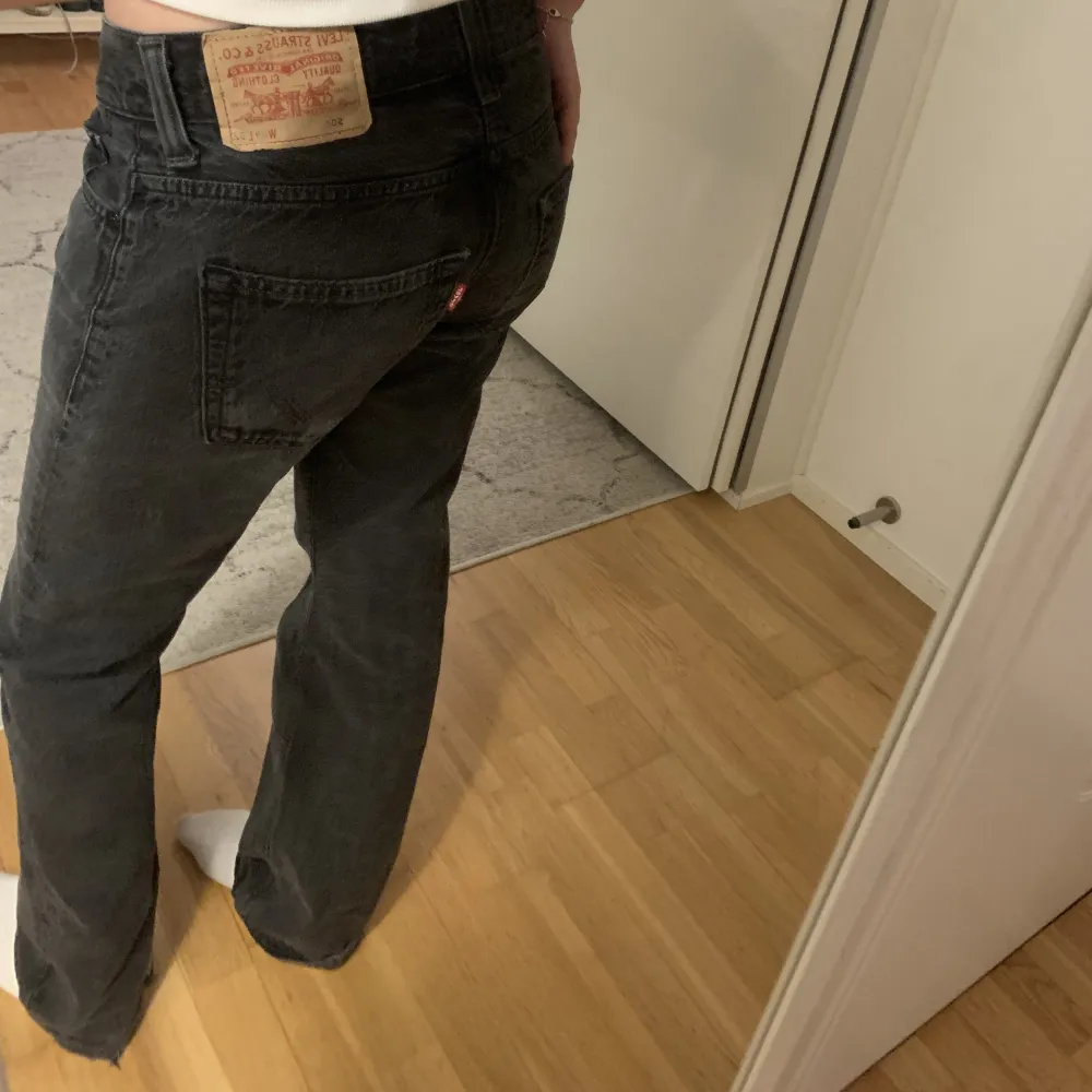 Skit snygga Levis jeans i modellen 550. Köpta här på plick och är i bra skick, däremot är dom lite urtvättade. . Jeans & Byxor.