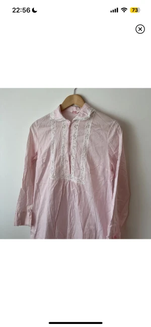Sött vintage nattlinne/klänning i rosa och vit  - Långt rosa nattlinne i rosa med vit spets, vintage!  Extremt skrynklig på bilden tyvärr, är i fint skick!  Uppskattad storlek, XS-S.