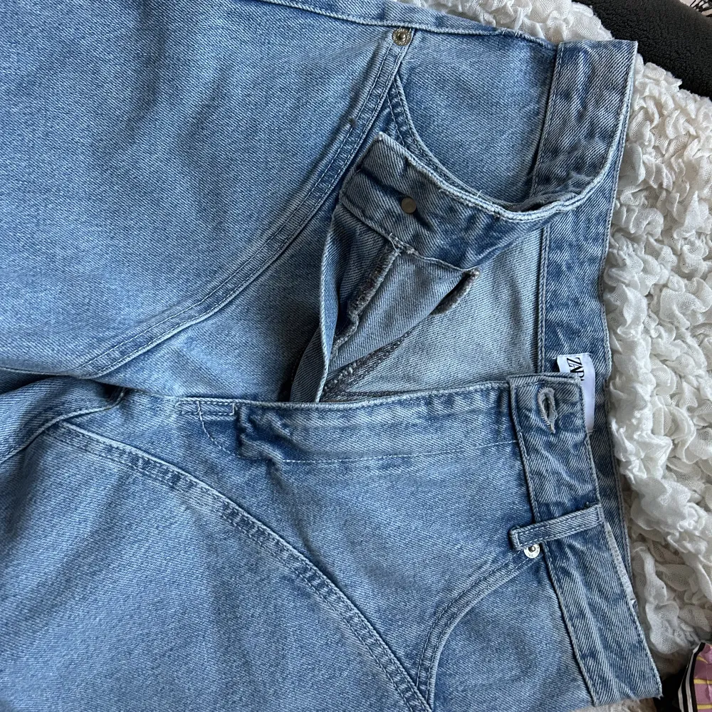 Ett par Zara jeans med coola detaljer! De är raka i benen och i storlek 38 och väldigt långa i benen!. Jeans & Byxor.