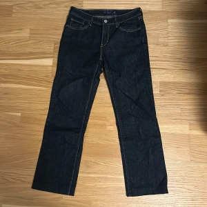 Mörkblåa Levis Jeans strl 28 - Demi Curve classic straight leg blåa levi’s jeans, STRL 28