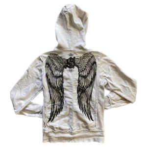 Zip-up med vingar - Så cool zip-up med vingar! Lite rhinestones har ramlat av men inget man tänker på, skriv så kan jag skicka bättre bild. Strlk M. Liten fläck på ena fickan ( se sista bilden ) 