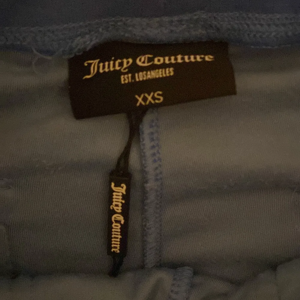 Säljer dessa juicy byxor i storlek xxs (passar även xs och s) dom är i färgen Regatta. Köptes i somras o nästan aldrig använda . Jeans & Byxor.