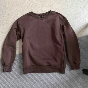 Brun tjocktröja - Jätte fin men inte min stil längre ^^