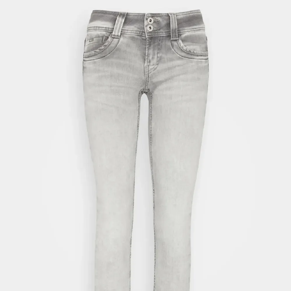 Super fina gråa jeans ifrån Pepe i storlek 27/34💕 Köpta här på plick 😇 Jag är 172cm och de passar bra i längden! Skriv vid funderingar eller fler bilder🙌. Jeans & Byxor.
