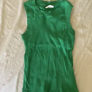 Superfint grönt linne med ribb från Gina! Storlek xs. Säljer eftersom det inte kom till användning tyvärr. 💓