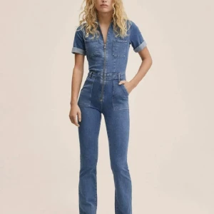 Denim jumpsuit - Populär slutsåld jumpsuit i denim från Mango! Aldrig använd men sitter som en smäck!