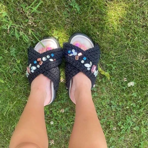 Svarta inuikii  - Svarta inuikii som jag tyvärr inte har användning för mer!❤️ Jöttefint skick, en sten har lossnat men har självklart extra som jag skickar med! 