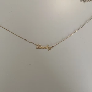 Halsband💗 - Det står Lucky på halsbandet❤️Säljer pga att halsbandet inte kommer till användning💗 Köparen står för frakten