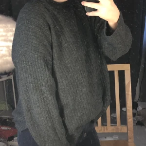 Stickad tröja - Säljer denna stickade tröja ifrån Hm då jag inte fått någon användning av den. Har endast använts ett fåtal gånger och den tvättas innan frakt