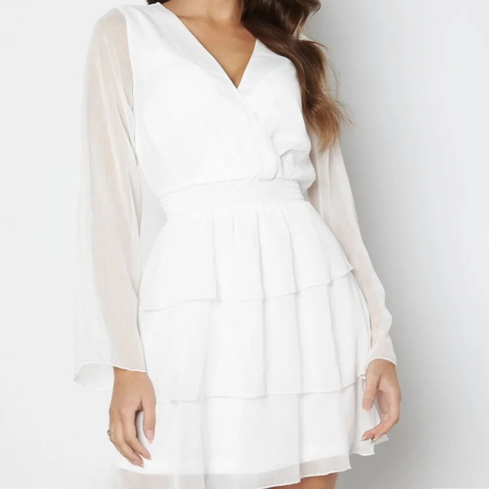 En vit klänning perfekt till examen firande, köpt från bubbleroom för 599:- men säljer för 300  använd endast 1 gång. . Klänningar.