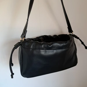 Svart väska  - Behöver AKUT sälja denna väska från Asos 🩷 Använt 1-2 ggr så i nyskick! Nypris ca 400kr, säljer för endast 50kr. Postar samma dag du köper