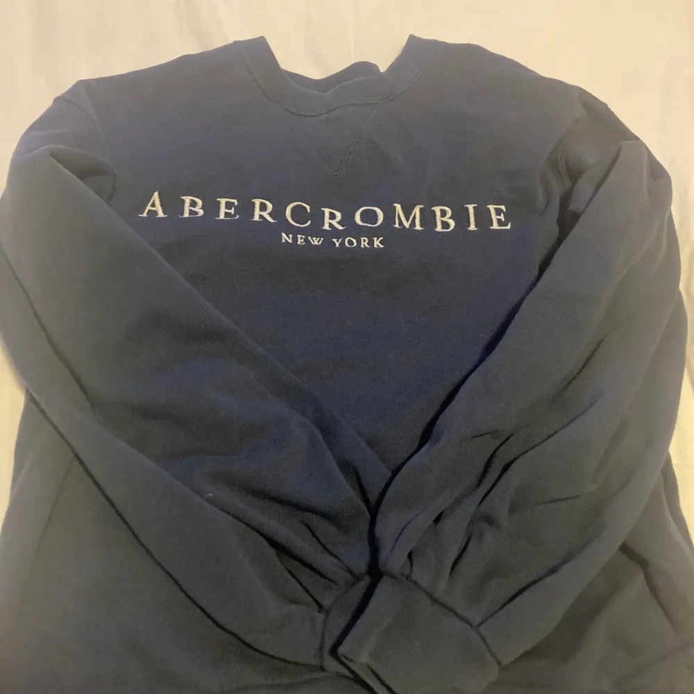 -marinblå tröja från abercrombie & fitch, storlek S -nypris 480kr -sparsamt använd och i fint skick, men lite noppig därav priset.. Tröjor & Koftor.