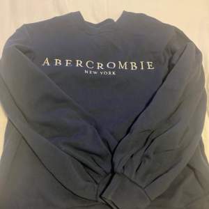 -marinblå tröja från abercrombie & fitch, storlek S -nypris 480kr -sparsamt använd och i fint skick, men lite noppig därav priset.