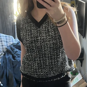 Maje väst - Säljer denna snygga topp från Maje! ! Köpt för 2000kr. Skriv gärna om ni är intresserade!