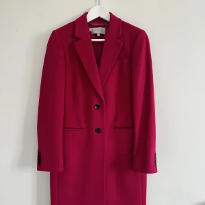 Ceriserosa kappa - Ceriserosa kappa från Hobbs i storlek 36🤍nypris 3000, som ny