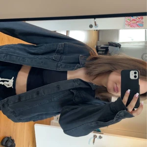 Svart jeans jacka - Säljer denna skit snygga jeans jackan då jag har för många! Som i ny skick!❤️‍🔥