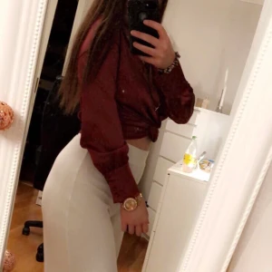 BIKBOK - En söt blus som funkar till fest och vardag. Den är i Bra skick då den inte är så välanvänd. Orginal pris 299 nypris 129kr