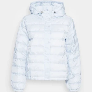 Vårjacka - Säljer nu min jättefina vårjacka från Levis. Liknar Uniqlo jackan väldigt mycket. Använd fåtal gånger, så mycket bra skick. Nypris 1300kr och jag säljer för 450kr. Vid snabbaffär kan pris diskuteras. Hör av er om ni har några frågor💗