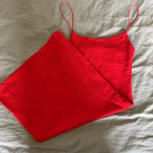 Klänning - Fin röd klänning, har använt den en gång.   Köp varan via köp nu!