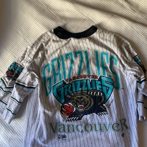 grizzlies jersey  - En vintage grizzlies Jersey tröja som inte längre säljs! Jättefin men kommer inte till användning! Står ingen storlek men skulle säga M/L! Kan gå ned i pris vid snabb affär