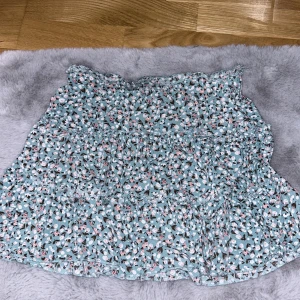 Kjol - Säljer denna volangkjolen från Shein 💙