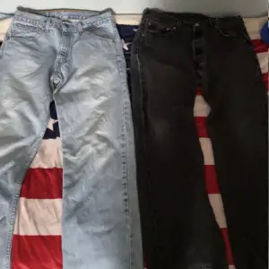 Säljer nu mina snygga Levi’s jeans som tyvärr ej passar. De blå är i modellen 521 storlek 33/32. De svarta är modell 501 storlek 33/32  Båda skulle passa som 32/32 också. Säljer för bra pris 1 = 300 2 = 500