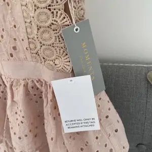 Suuuperfin rosa klänning från bubbelroom. Den är helt oanvänd och har kvar prislappen. Köpte den för 999kr!💕💕