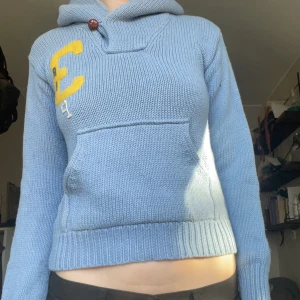 Stickad tröja från Ralph Lauren - Säljer denna snygga stickade tröjan med huva från Ralph lauren!😍😍