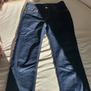 Lee Jeans - Köpta på carlings och har nästan aldrig använt dem. Därför i väldigt bra skick! De är raka, midwaist och av väldigt bekvämt material.  köpte de för ca 800kr💗