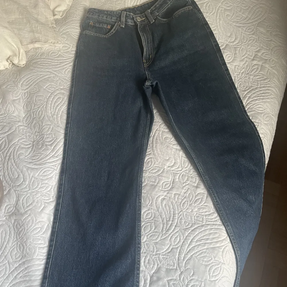 Jeans från weekday i mörkblå tvätt. Raka ”mom jeans”. Använda 1-2 ggr. Strl 26/30.. Jeans & Byxor.