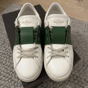 Valentino skor - Säljer mina valentino skor som är helt slutsålda från förra året💗kommer inte till användning längre🌸använda men i bra skick! Byter man till nytt skosnöre ser dom nästan nya ut💗kuvert och dustbag medföljer om man vill! Stl 37😍