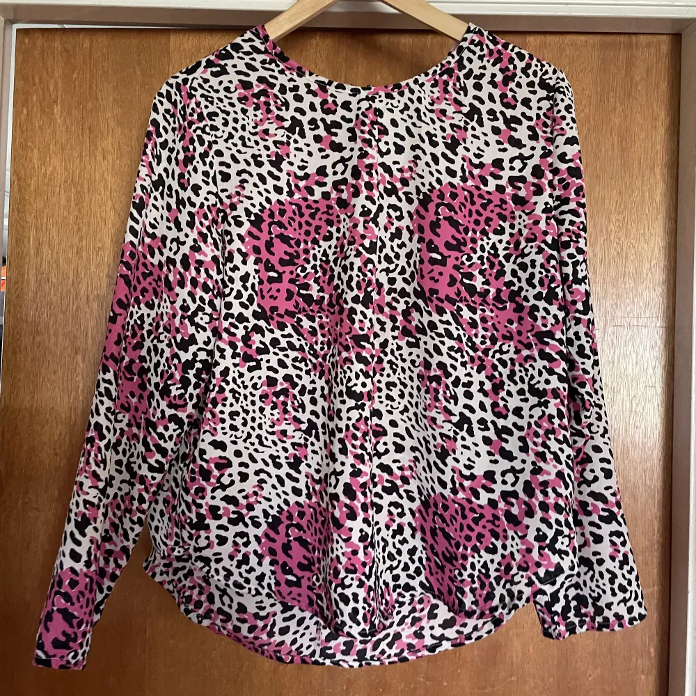 Säljer nu denna blus då jag aldrig använder den. Rosa leopard och i nyskick med dragkedja baktill.. Blusar.