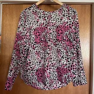 Säljer nu denna blus då jag aldrig använder den. Rosa leopard och i nyskick med dragkedja baktill.